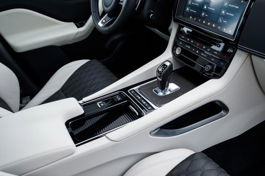 Детали интерьера Jaguar F-Pace SVR 2018 года  (WW) (фото 90 из 115)